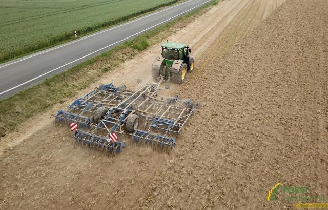 https://www.porstlandtechnik.de/cache/vs_Ersteinsatz Köckerling Allrounder -flatline- mit John Deere 8370R_DJI_0053_bearbeitet_WEB-5918.jpg